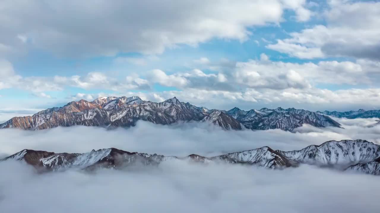 黄昏下的贡嘎雪山云海延迟视频素材