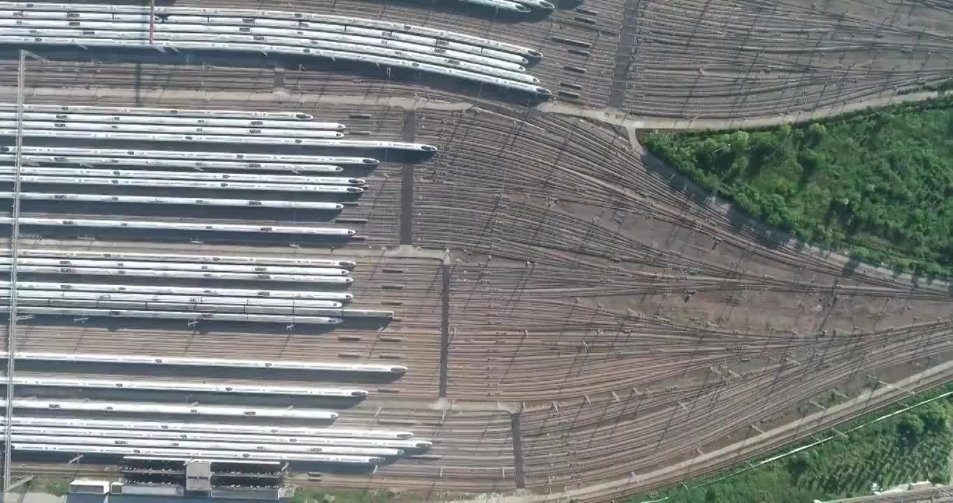 上海沪杭铁路高铁和谐号动车组及停满火车的上海高速铁路动车车辆视频素材