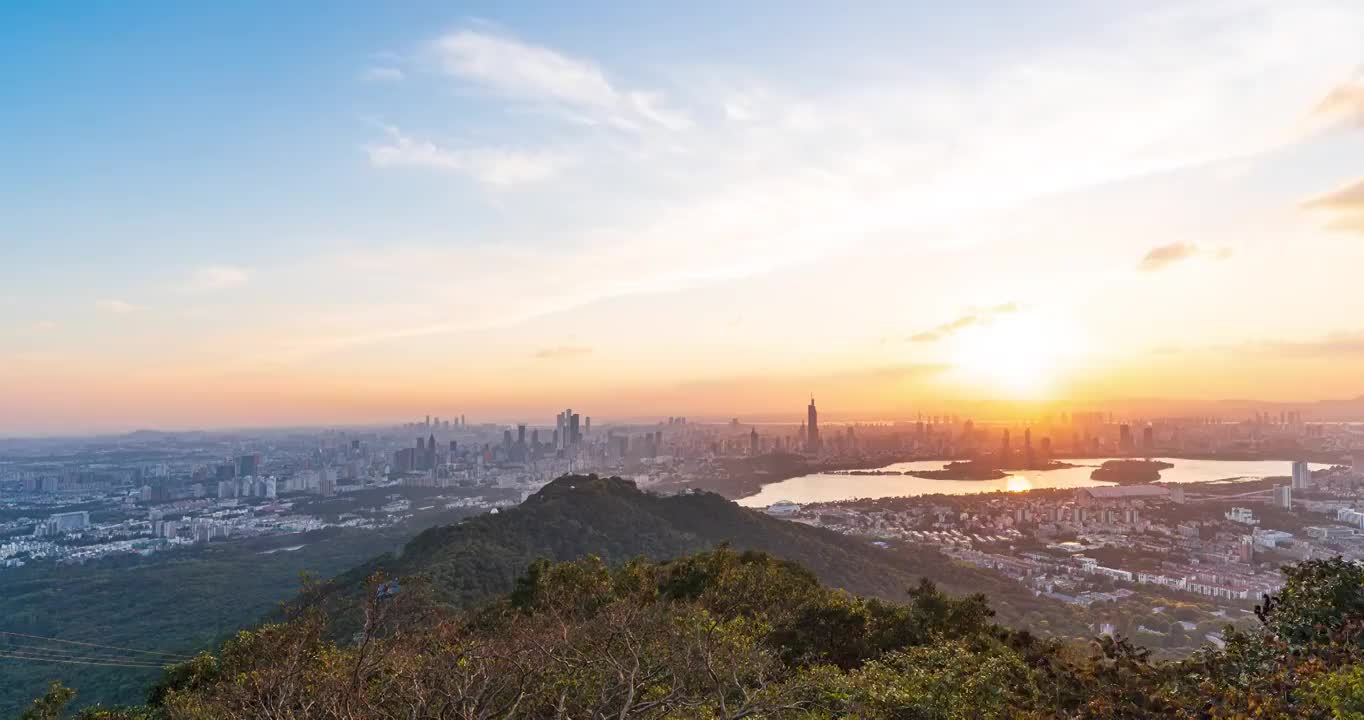 南京紫金山顶拍摄城市日落延时视频素材