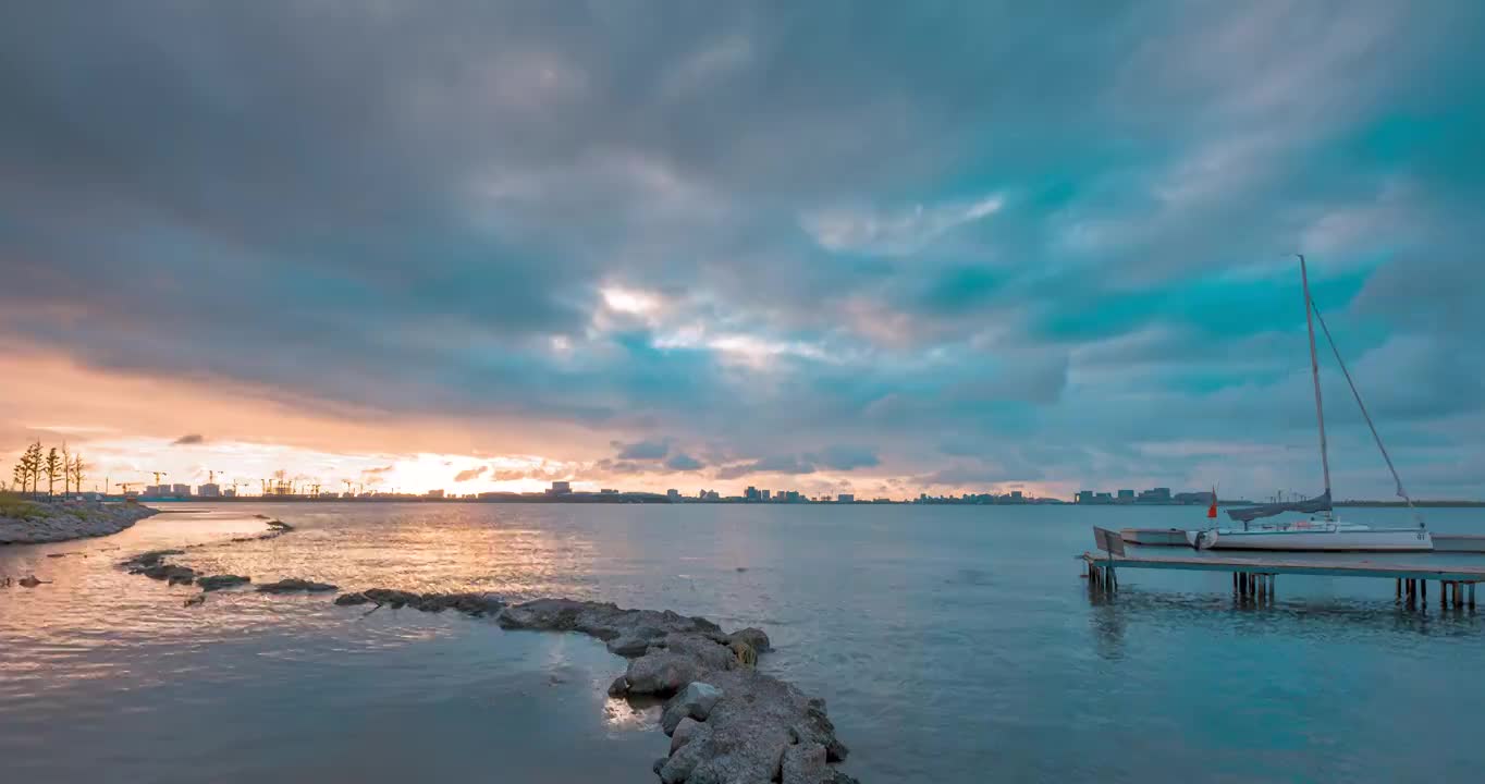 上海市浦东新区临港新城滴水湖景区落日延时视频素材