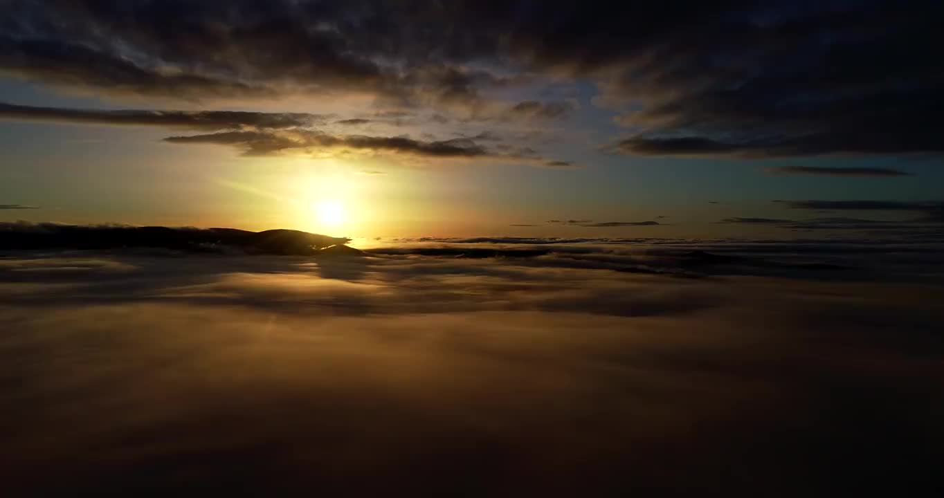 航拍大兴安岭辽阔山峦云海朝阳视频素材