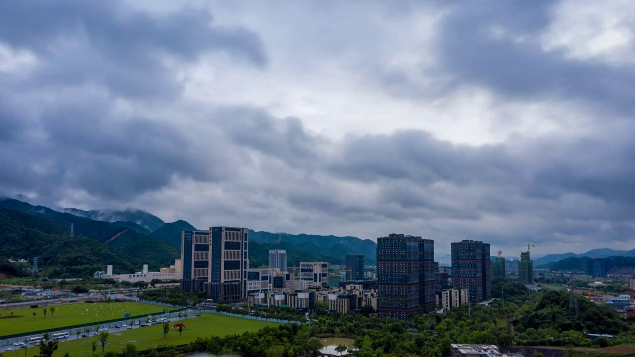 浙江杭州：多雨季的富阳硅谷小镇云天视频素材