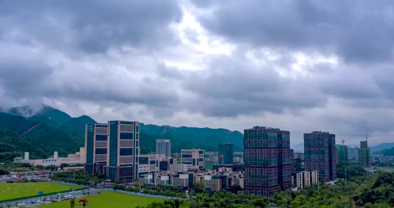 浙江杭州：多雨季的富阳硅谷小镇云天视频素材