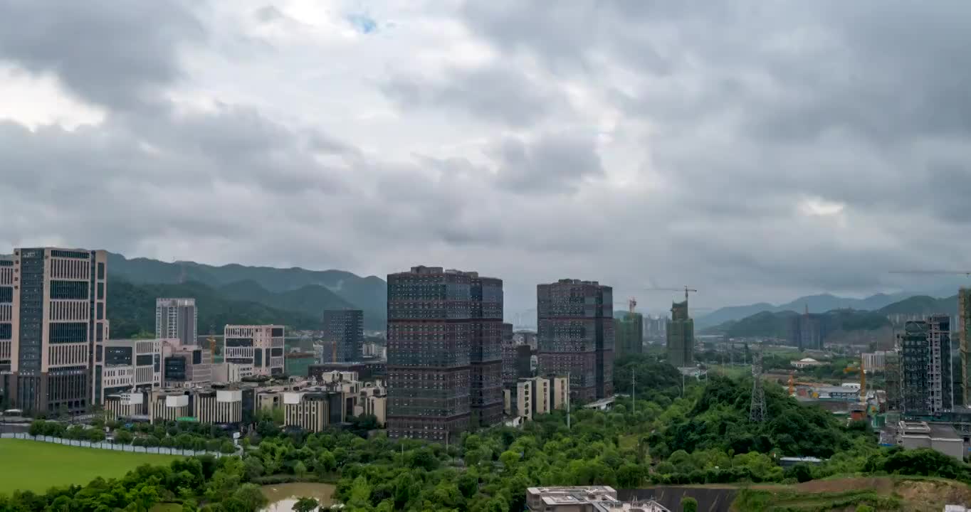 浙江杭州：梅雨季下的硅谷小镇云天视频素材