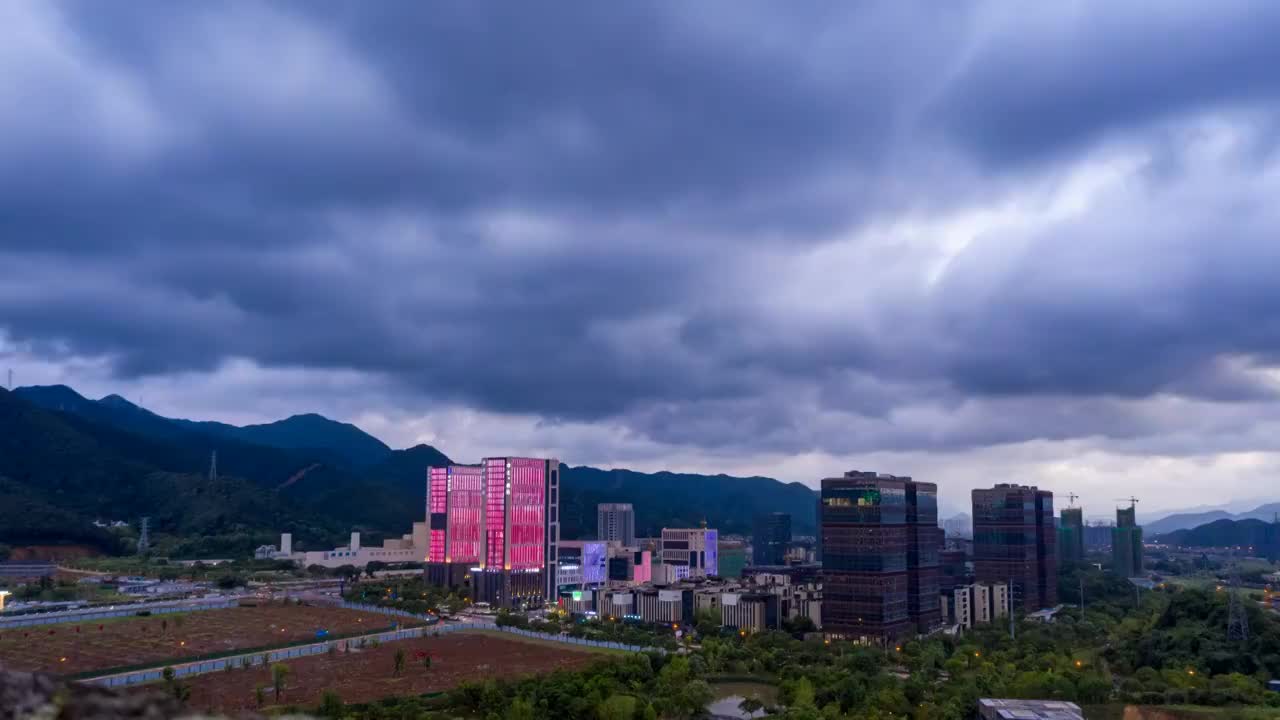 浙江杭州：梅雨季下的硅谷小镇云天视频素材