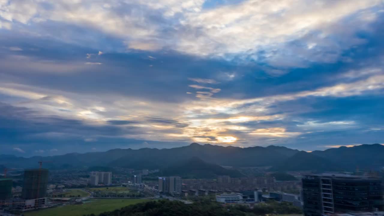 浙江杭州：梅雨季下的硅谷小镇云天视频素材