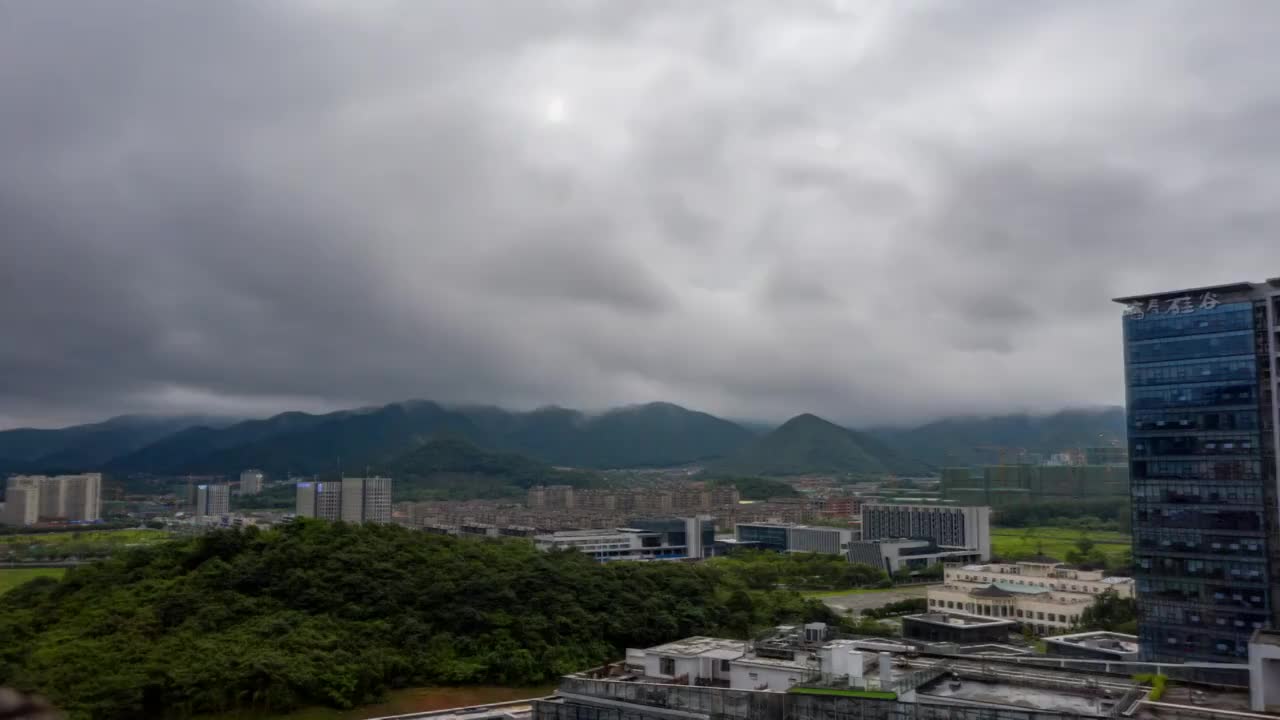 浙江杭州：梅雨季下的硅谷小镇云天视频素材