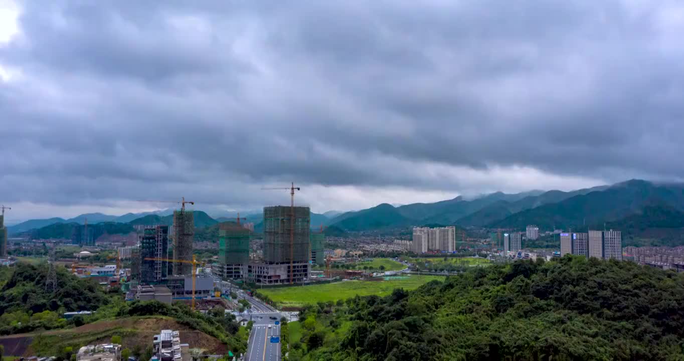 浙江杭州：梅雨季下的硅谷小镇云天视频素材