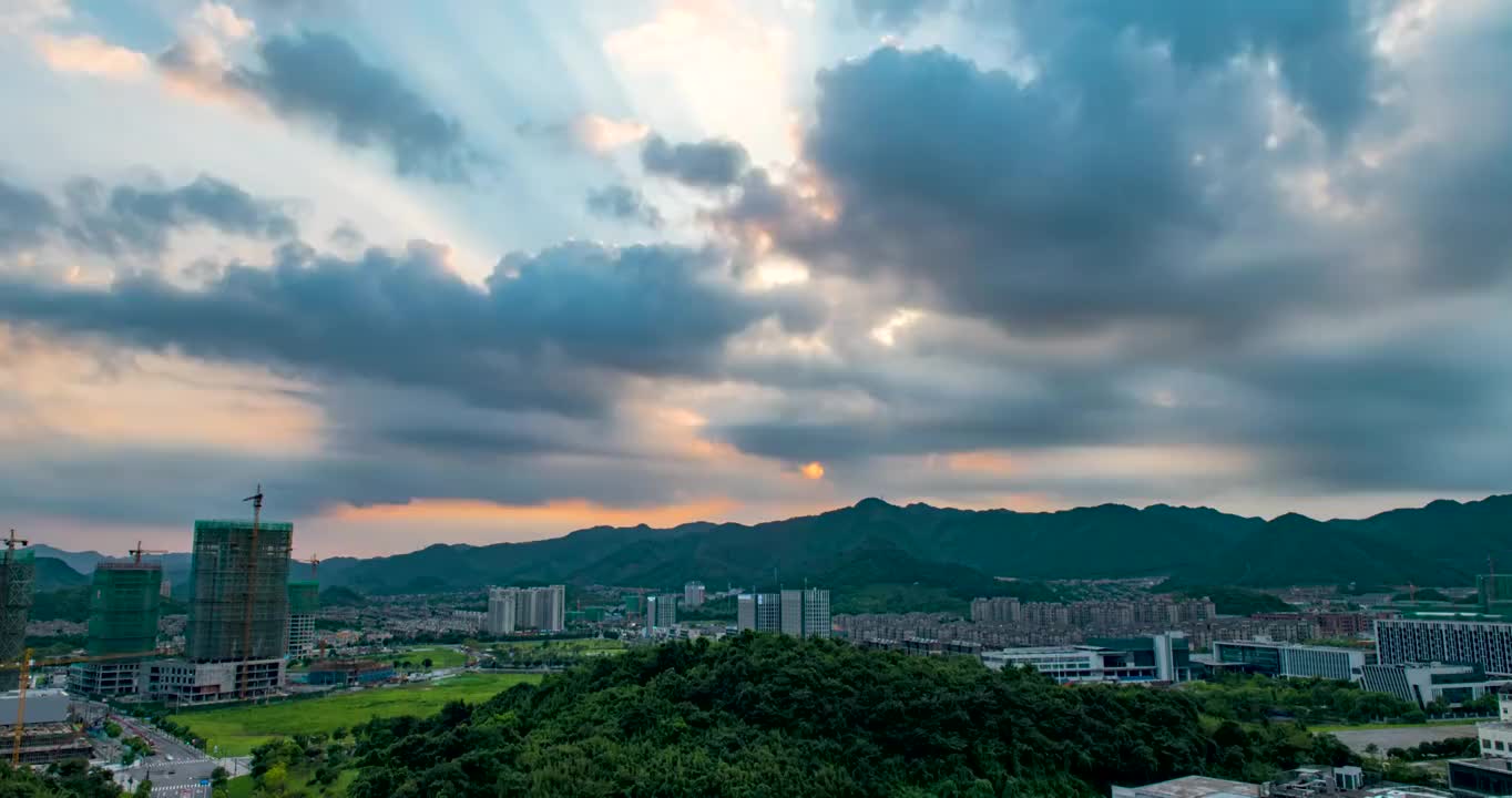 浙江杭州：富阳硅谷小镇夏季云天延时视频视频素材