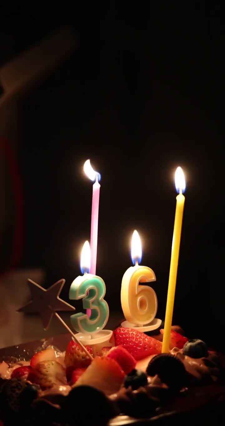 生日蛋糕上被点燃的36岁生日蜡烛视频素材