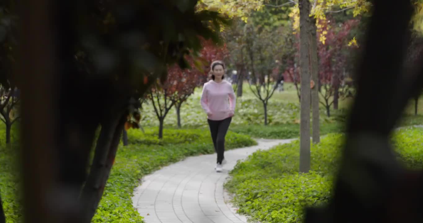 开心的老年女子在公园跑步视频素材