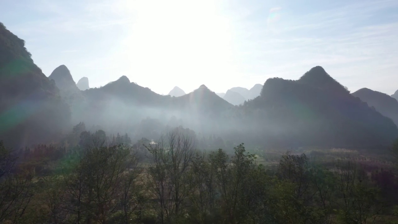 秋天清晨日出时分群山间烟雾缭绕的田野视频素材