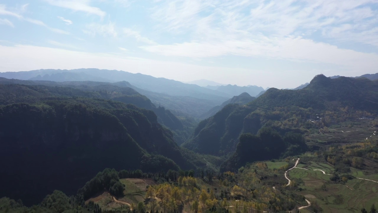 秋季蓝天白云下桂林的山区的峡谷视频素材