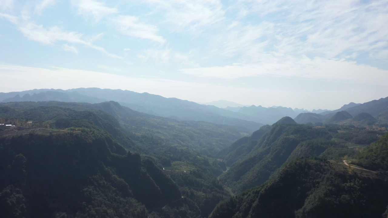 秋季蓝天白云下桂林的山区的峡谷视频素材