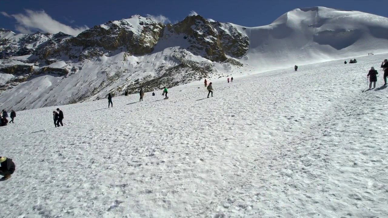 西藏当雄廓琼岗日冰川雪山上的游客和风光视频素材