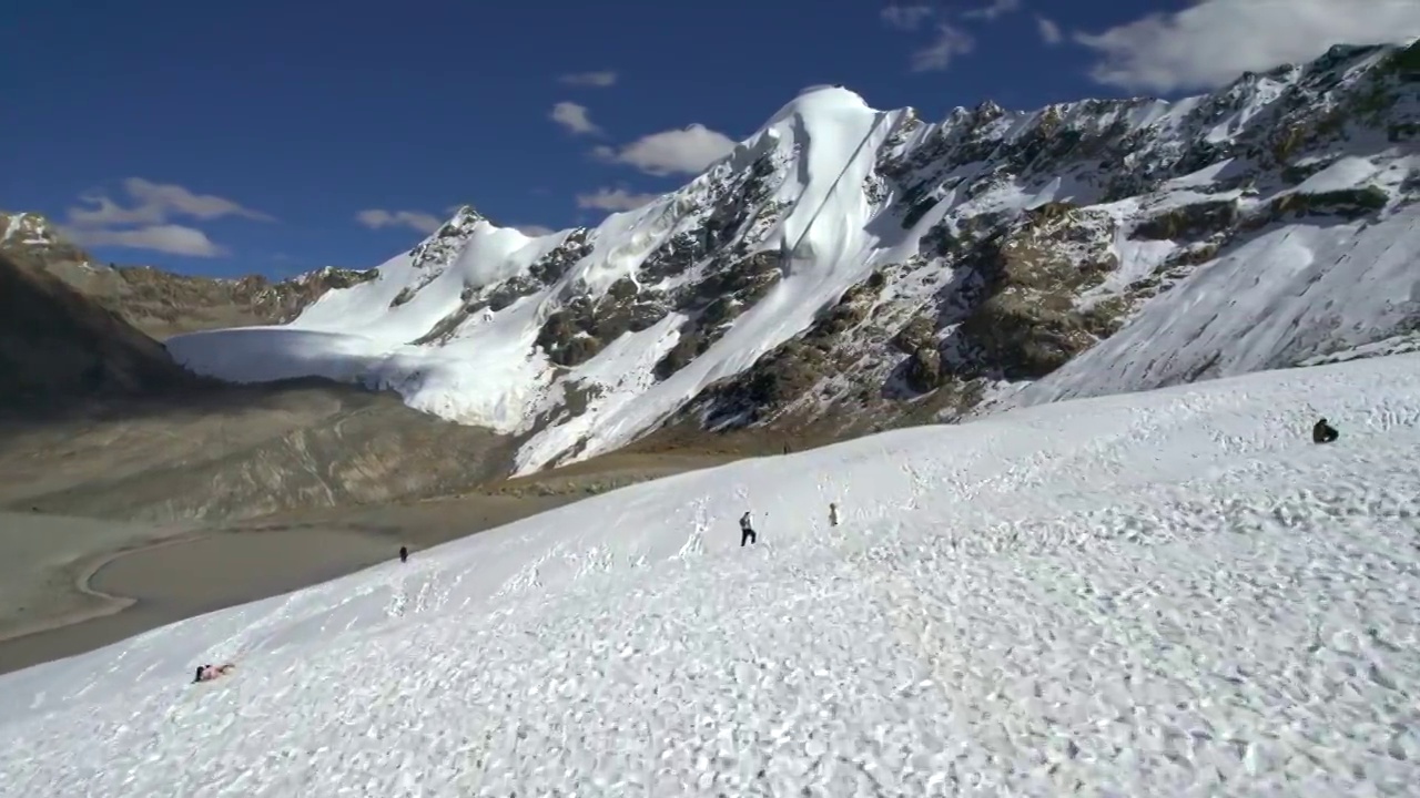 西藏当雄廓琼岗日冰川雪山上的游客和风光视频素材