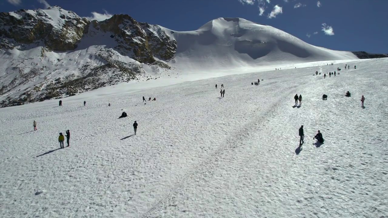 西藏当雄廓琼岗日冰川雪山上的游客和风光视频素材