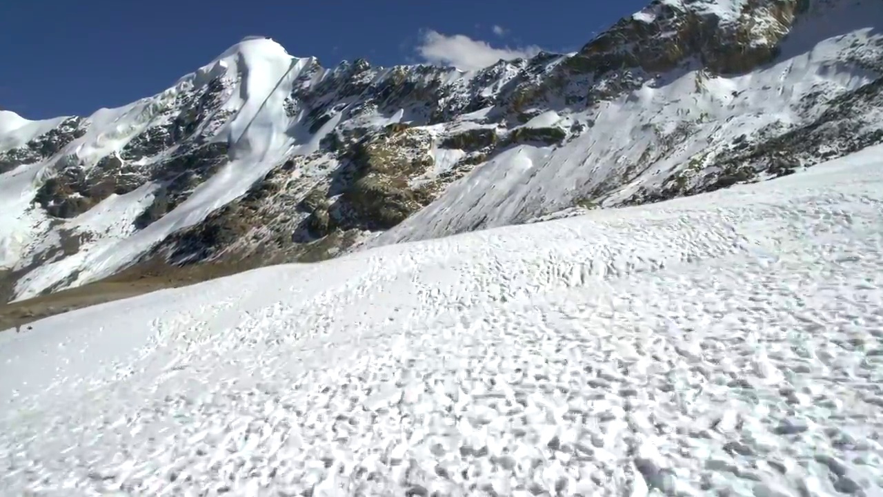 西藏当雄廓琼岗日冰川雪山上的游客和风光视频素材