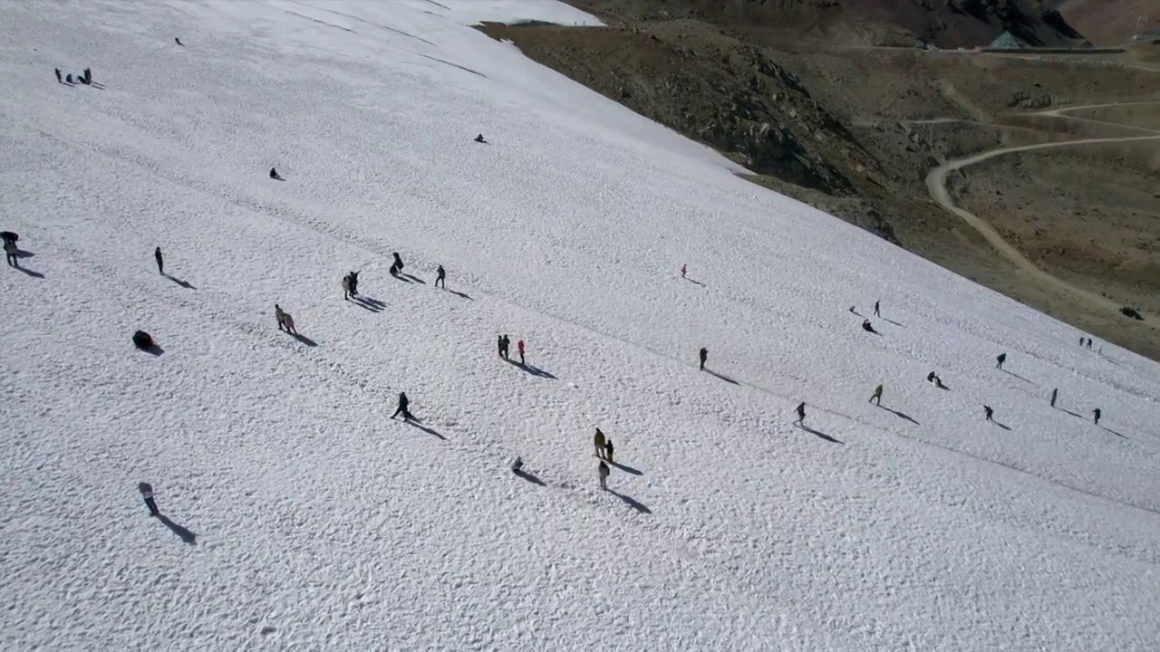 西藏当雄廓琼岗日冰川雪山上的游客和风光视频素材