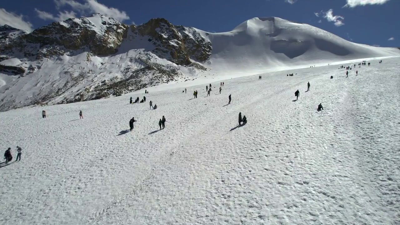 西藏当雄廓琼岗日冰川雪山上的游客和风光视频素材