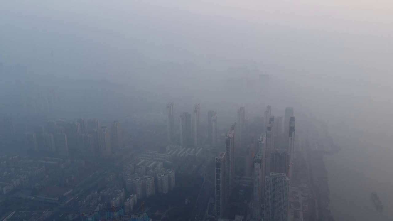 雾锁大江——大雾中的武汉杨泗港长江大桥视频素材