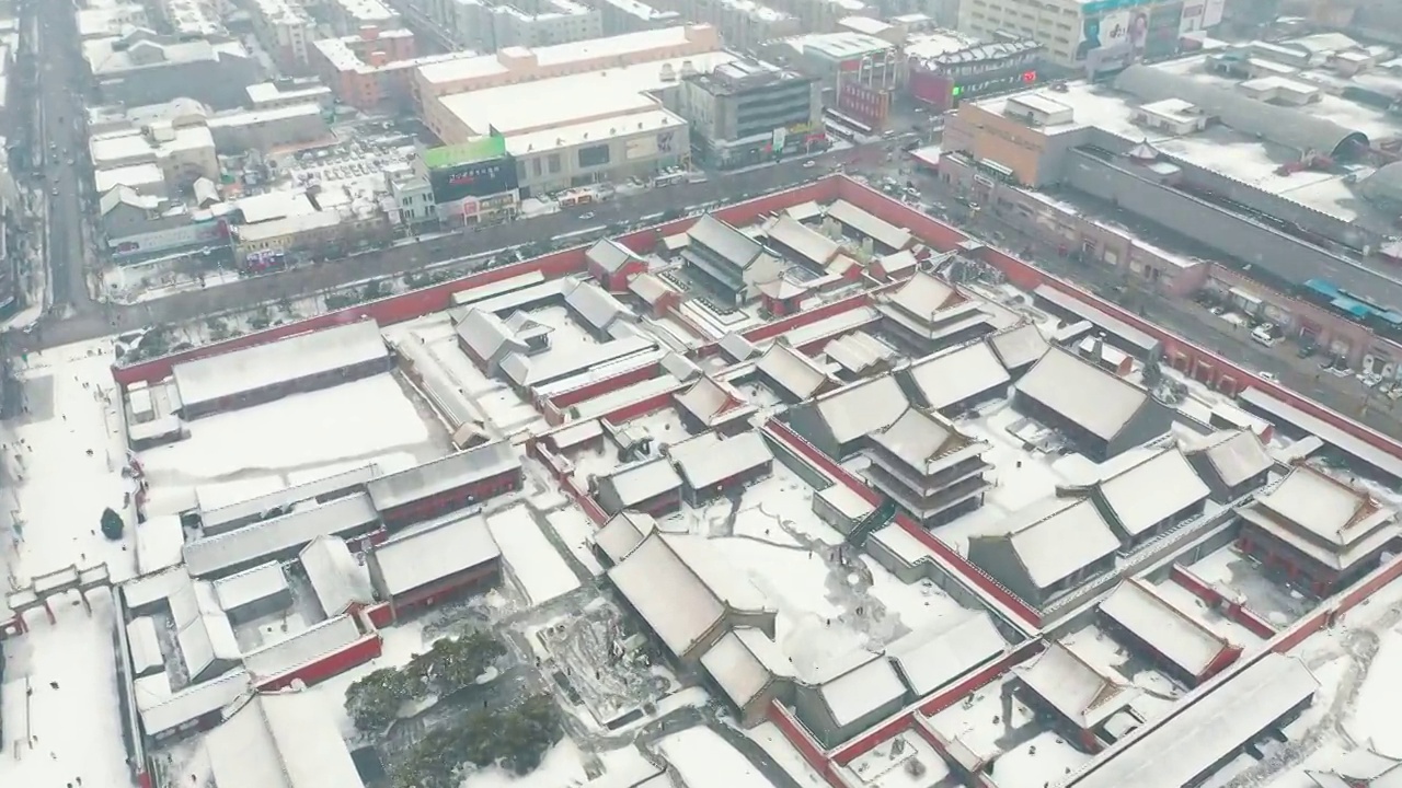 中国沈阳故宫古建筑雪景航拍视频素材