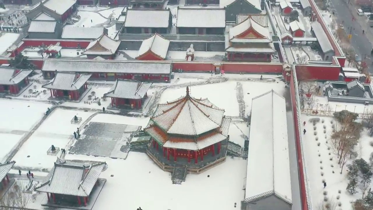 中国沈阳故宫古建筑雪景航拍视频素材