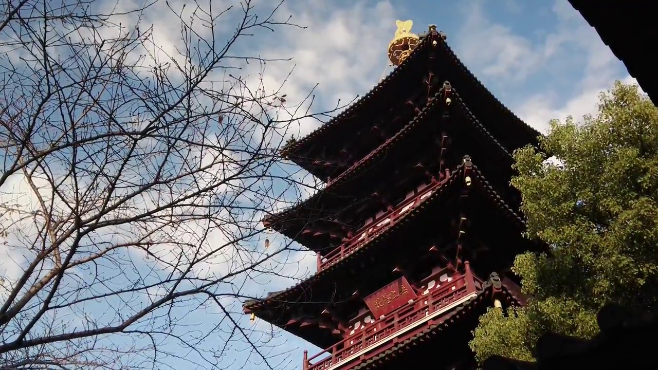 寒山寺位于苏州市,历史上寒山寺曾是中国十大名寺之一视频素材