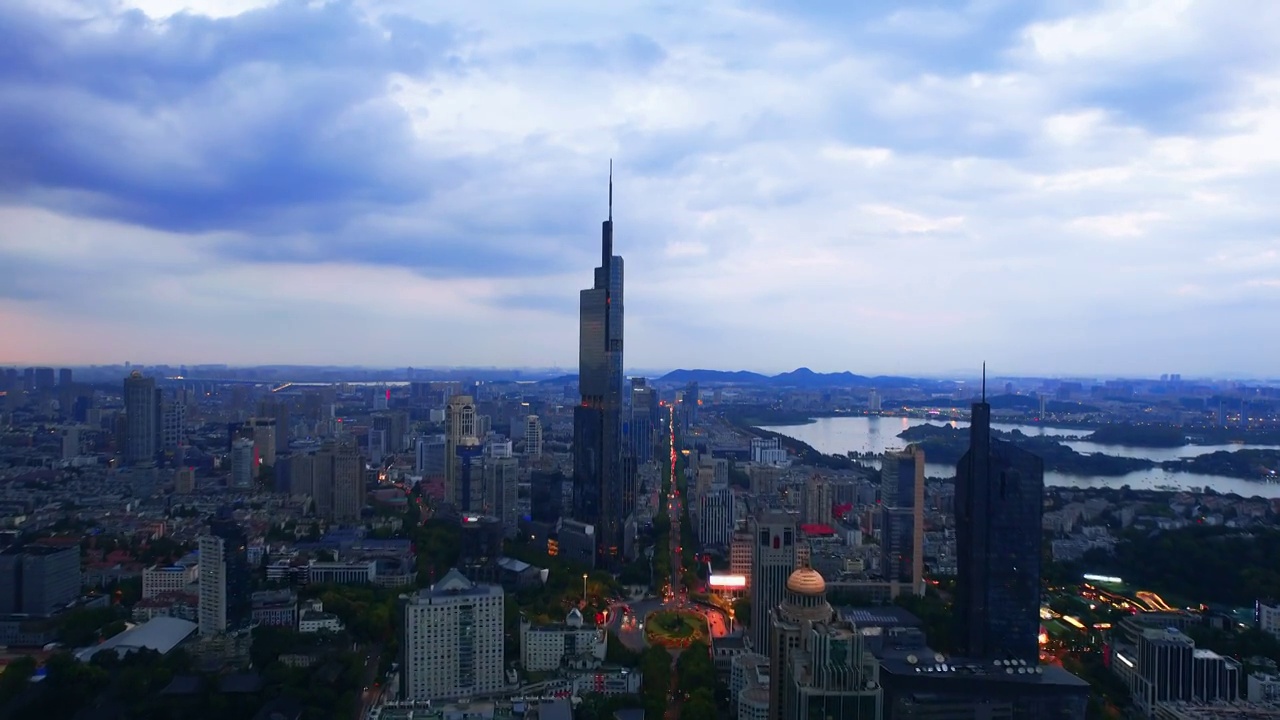 中国江苏南京紫峰大厦和城市天际线环绕航拍夜景视频素材