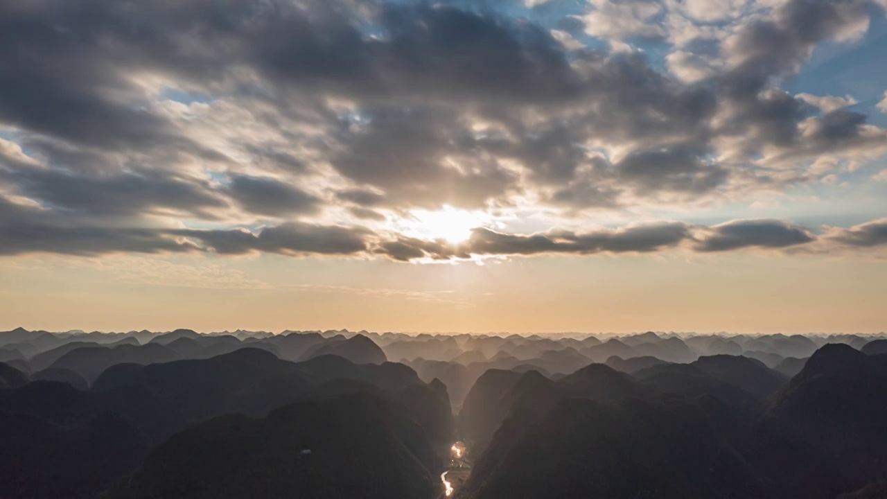 荔波喀斯特峰林中的落日和晚霞景观视频素材