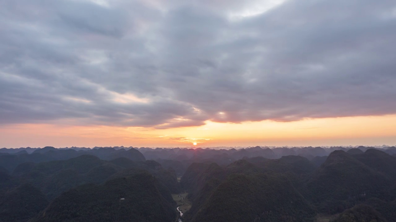 荔波喀斯特峰林中的落日和晚霞景观视频素材