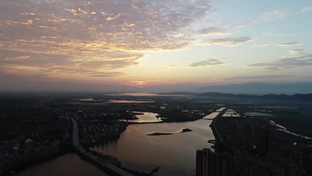 夕阳下安静的河流视频素材