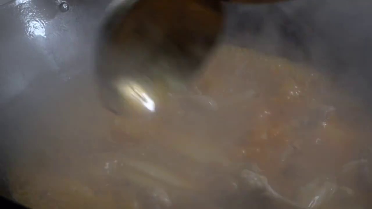 中餐厨师制作水煮牛蛙鱼片视频素材