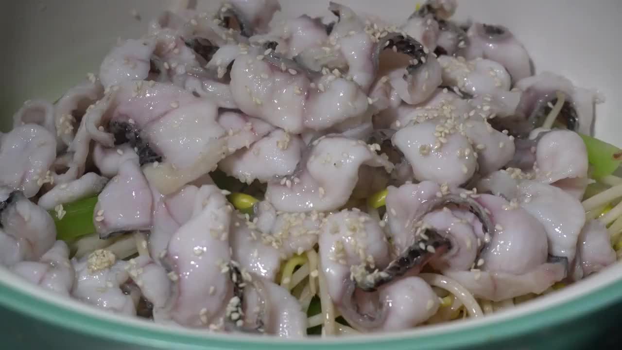 中餐厨师制作水煮鱼片视频素材