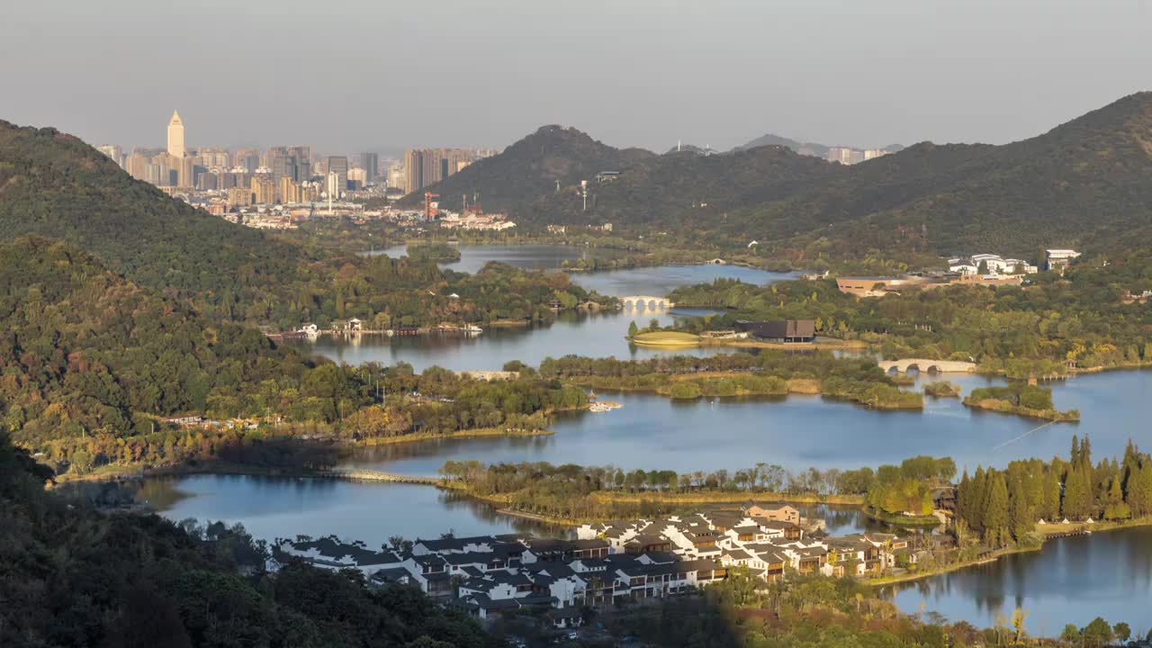 杭州萧山湘湖跨湖桥和城市天际线日落亮灯延时视频素材