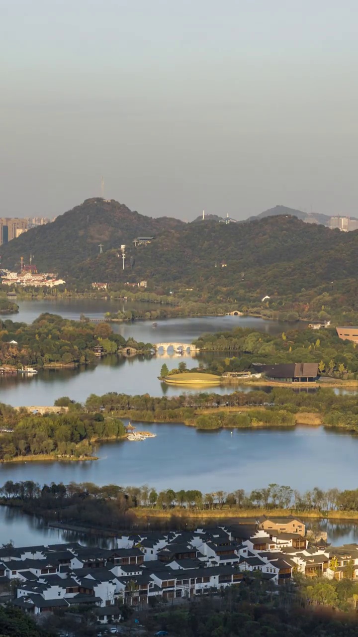 杭州萧山湘湖跨湖桥和城市天际线日落亮灯延时视频素材