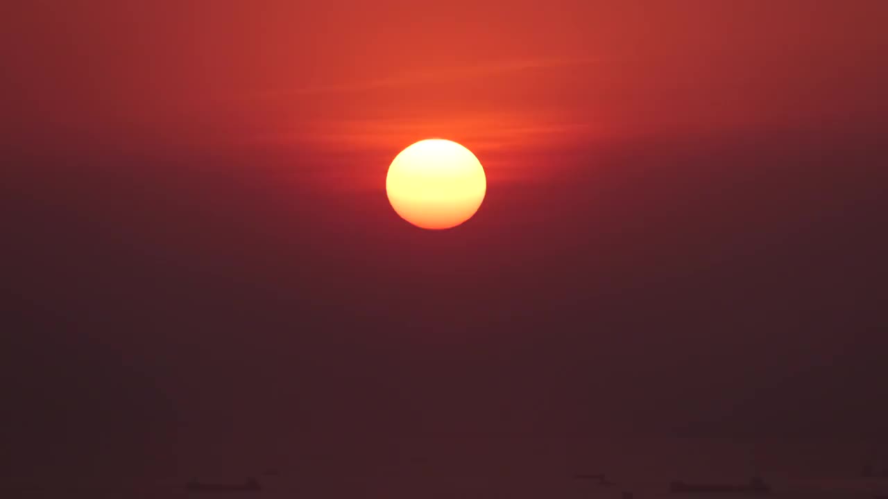 海上落日，飞机从太阳中间穿过视频素材