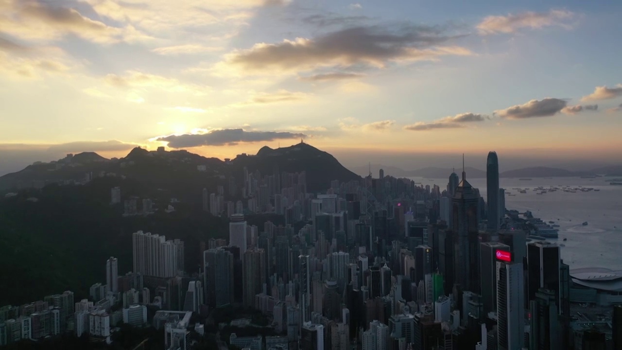 航拍视角下的香港维多利亚港-港岛区城市天际线全景视频素材