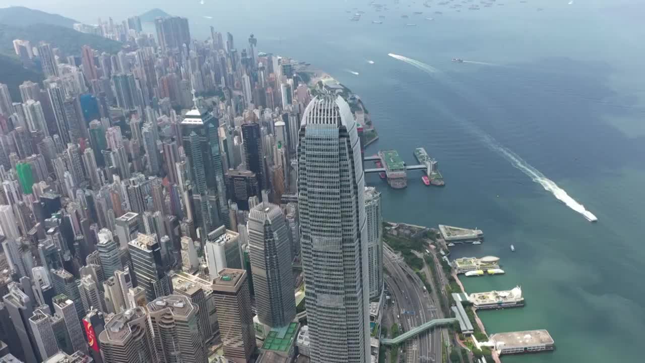 航拍视角下的香港维多利亚港-港岛区城市天际线全景视频素材