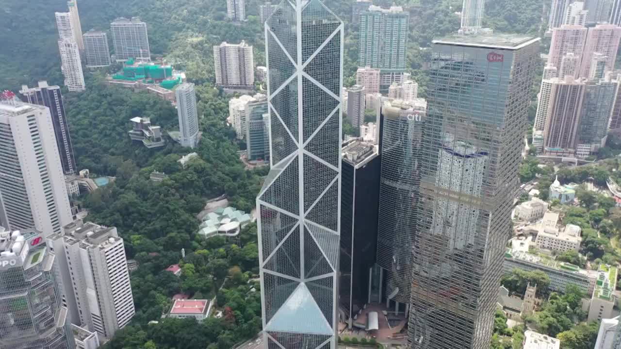 航拍视角下的香港维多利亚港-港岛区城市天际线全景视频素材