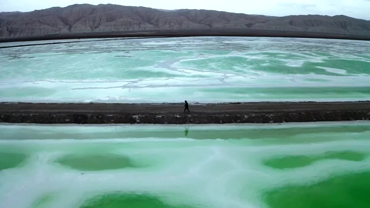 青海省海西蒙古族藏族自治州茫崖翡翠湖航拍视频素材