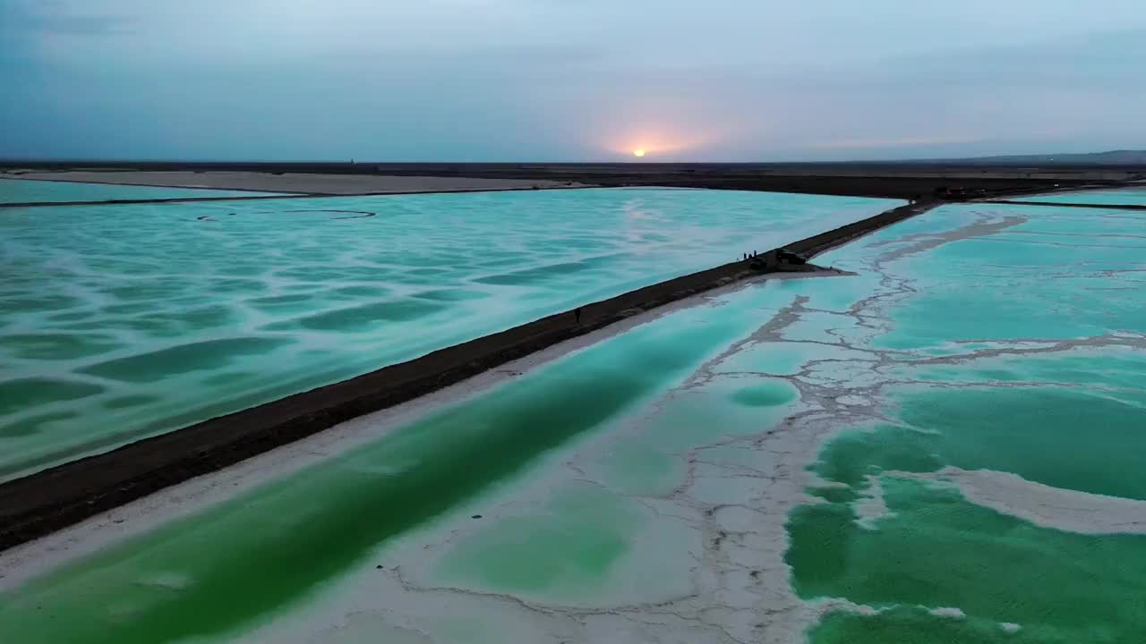 青海省海西蒙古族藏族自治州茫崖翡翠湖航拍视频素材