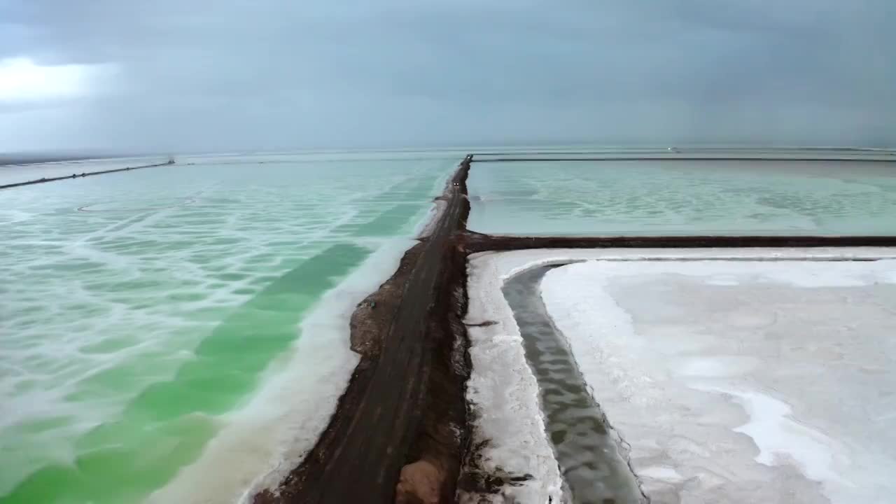 青海省海西蒙古族藏族自治州茫崖翡翠湖航拍视频素材