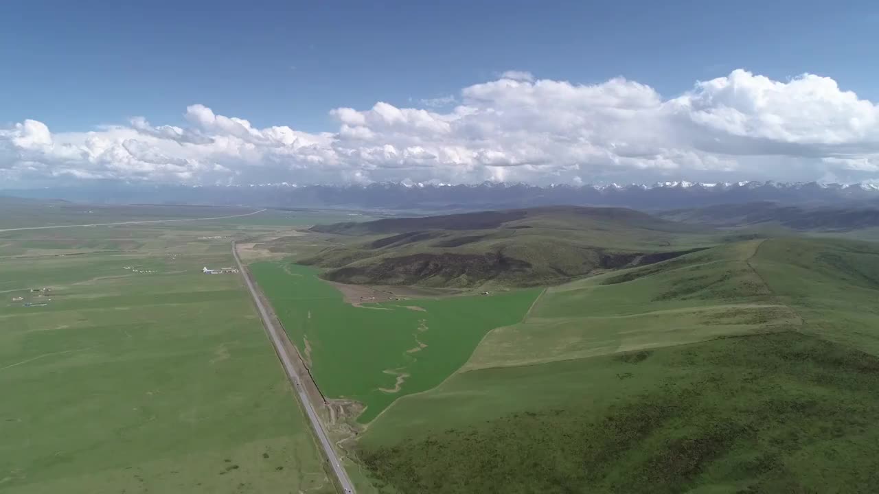 青海：航拍蓝天白云下的祁连山脉视频素材