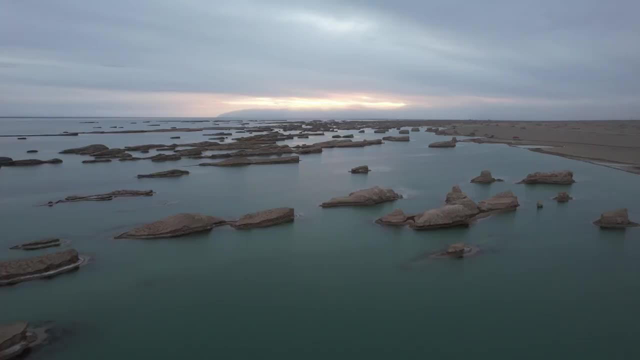 水上雅丹 穿越视频素材