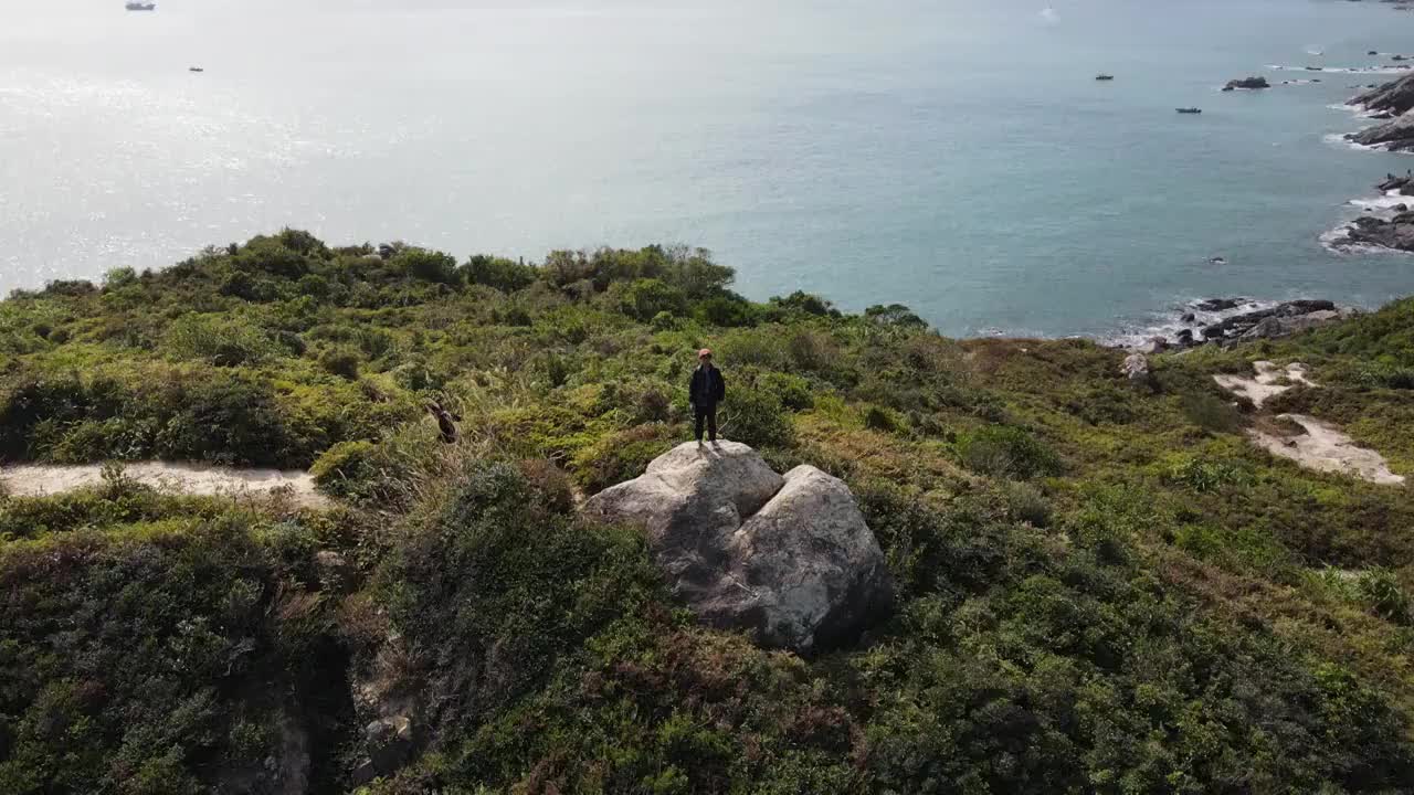 海边航拍围绕人物刷锅视频素材