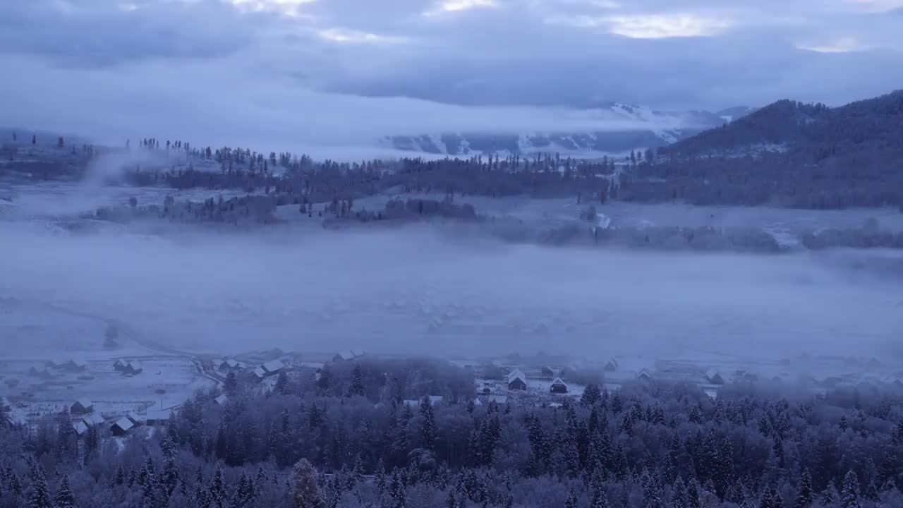 新疆禾木雪景晨雾远眺视频素材