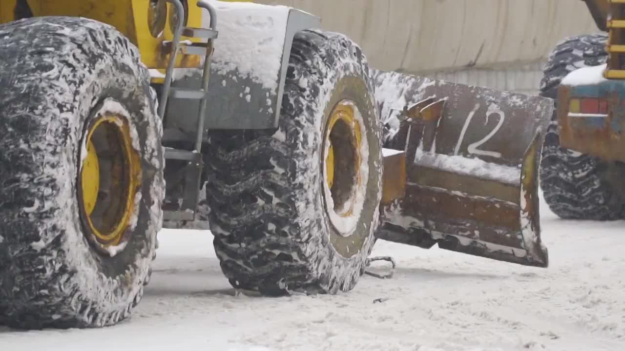 冬季下雪天马路上的除雪车轮胎视频素材