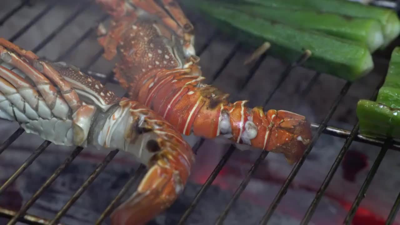 日本料理自助餐烧烤炭火烤小青龙虾视频素材