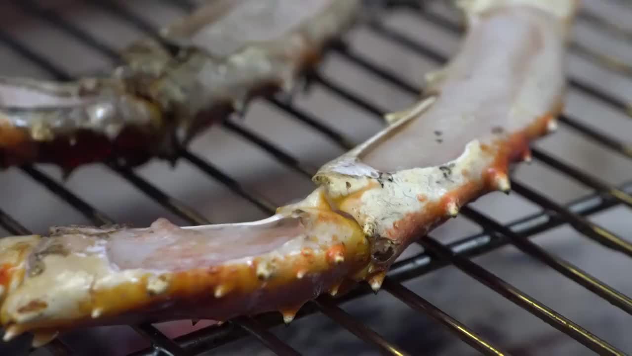 日本料理餐厅烧烤帝王蟹腿视频素材